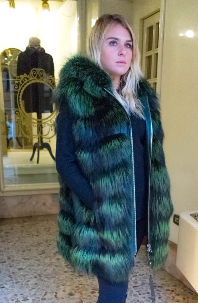 Gilet con cappuccio non reversibile volpe argentata di colore verde