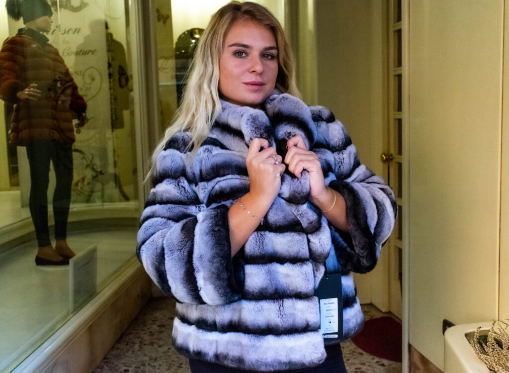 Giacca corta double face cincillone, lana e cashmere di colore nero e grigio.