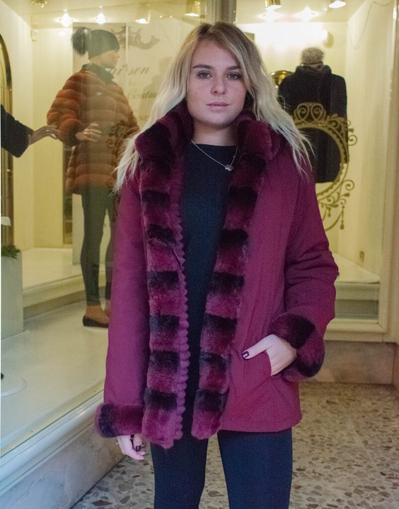 Giacca in cincillone reversibile colore bordò.