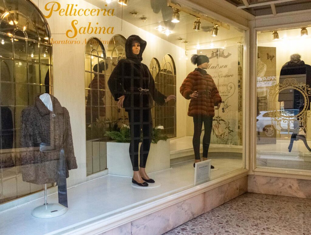 La vetrina di "Pellicceria Sabina"