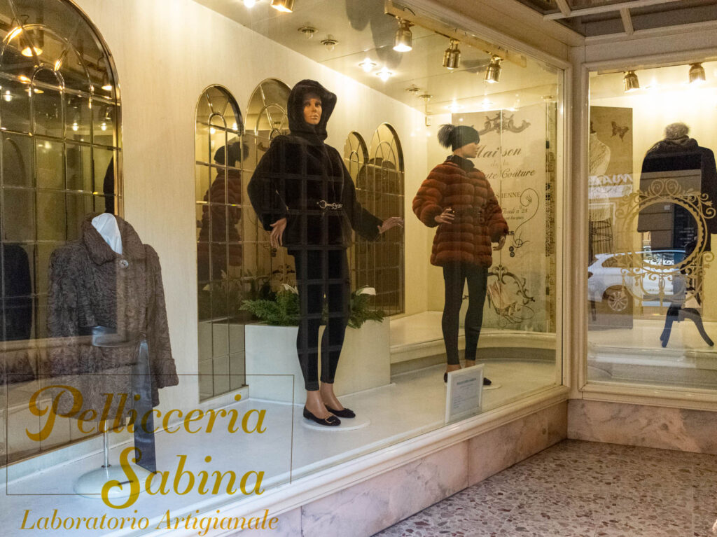 Vetrina" di Pellicceria Sabina"